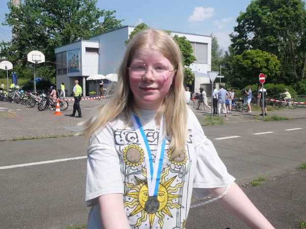 Fiona (11) mit ihrer Silbermedaille.