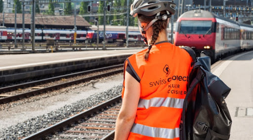 velokurier wartet am Bahnhof