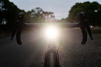 Tag des Lichts 2023 Velokontrolle Velolicht. Fahrrad mit eingeschaltetem Frontlicht.