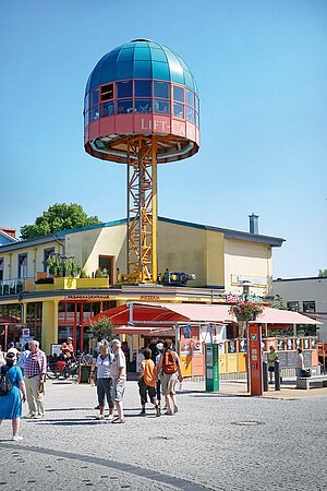 Wasserturm an einer Strandpromenade.
