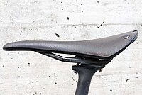 Sattel vor grauer Wand