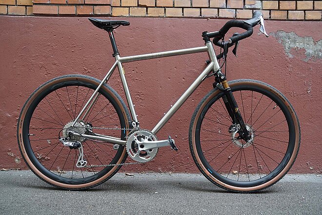 City Cycles Perfetto Gravelbike aus Titan im Test. 
