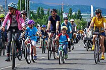 Die Kidical Mass lockte Kinder aufs Velo. Kinder fahren in einer Gruppe mit Velos auf der Strasse.