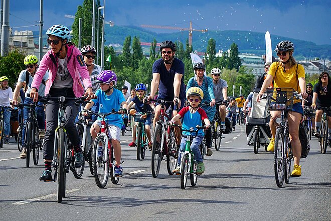 Die Kidical Mass lockte Kinder aufs Velo. Kinder fahren in einer Gruppe mit Velos auf der Strasse.