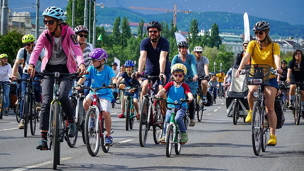 Die Kidical Mass lockte Kinder aufs Velo. Kinder fahren in einer Gruppe mit Velos auf der Strasse.
