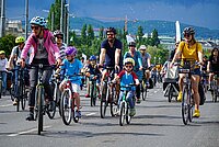 Die Kidical Mass lockte Kinder aufs Velo. Kinder fahren in einer Gruppe mit Velos auf der Strasse.