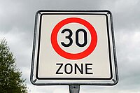Der Bundesrat macht die Einführung von Tempo-30-Zonen in der Schweiz einfacher. Schild mit Aufschrift Tempo 30. 