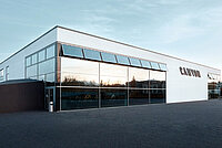 Flachdach-Gebäude mit grosser Glasfront, an der Wand steht Canyon geschrieben.