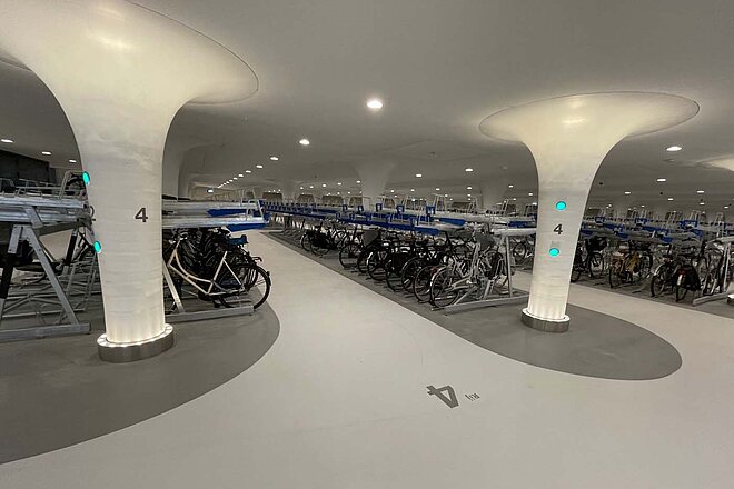 Unterwasser-Veloparkhaus in Amsterdam. 