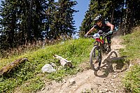 Die Bosch E-MTB-Challenge verlangt den Teilnehmerinnen und Teilnehmern einiges ab. Eine Frau fährt mit dem E-Mountainbike einen Trail herunter. 
