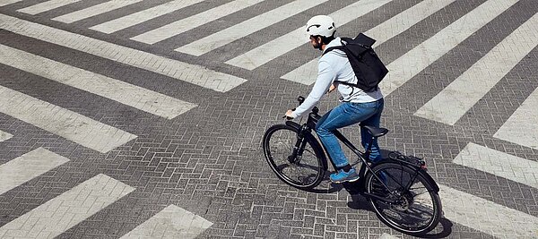 Shimano EP5 E5100 E-Bike Motor. Ein Mann fährt auf einem schwarzen Fahrrad. 