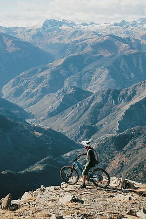 Ein Mountainbiker st...