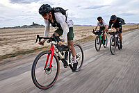 BMC Urs Gravelbikes. Gravelbikefahrer auf einer Strasse.