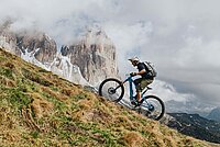 Bosch Performance Line CX. Ein Mountainbiker fährt einen steilen Hang in den Bergen hoch.