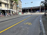 Breiter Radstreifen an der Löwenstrasse beim Hauptbahnhof Zürich