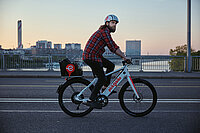 Pick-e-Bikes ohne Fahrausweis fahren. Ein Mann mit Carohemd fährt auf einem E-Bike.
