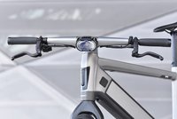 Der Schweizer E-Bike Hersteller Stromer ruft die Modelle ST1, ST3 und ST5 zurück. Graues Elektrovelo vor einer grauen Wand.