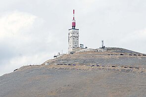 Der Gipfel des Mont Ventoux ist kahl und ohne Bäume.