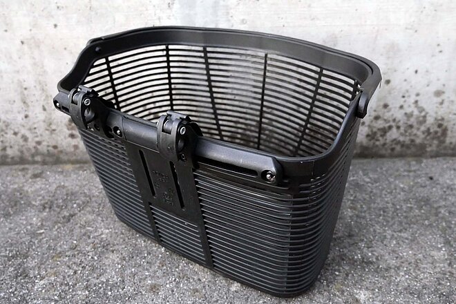 Ein Korb, der an den Gepäckträger eines Velos geklemmt werden kann