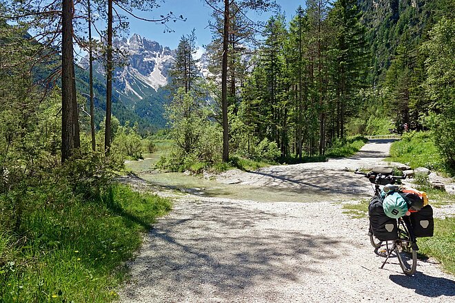 So kanns gehen: der Radweg führt durch einen Bach. Reise Tipps für Italien.