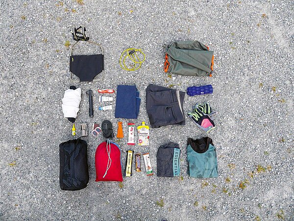 Auslegeordnung von Bikepacking-Material auf dem Boden.