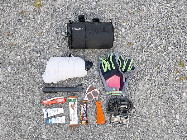 Fahrradhandschuhe liegen auf dem Boden.