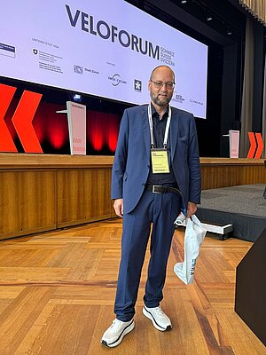 Interview Jürg Röthlisberger Astra. Ein Mann mit blauem Anzug und weissen Sneakers . 