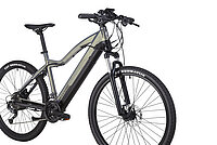 Ein E-Bike ist schräg von vorne fotografiert.