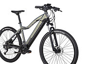 Ein E-Bike ist schräg von vorne fotografiert.