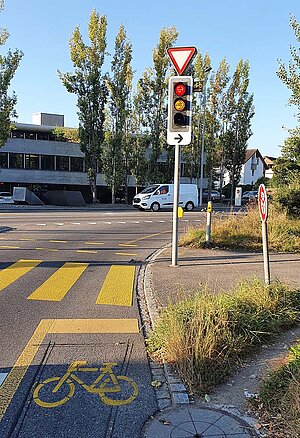 Lichtsignal mit Haltebalken für Velo fahrende Personen