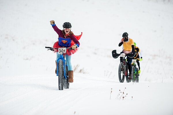 Verkleidete Teilnehmerin an der Fatbike Weltmeisterschaft.