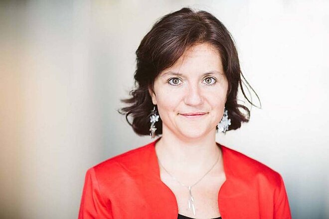 Eine Frau mit roter Jacke.