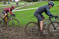 Radfahrer bei einem Cyclocross Rennen.