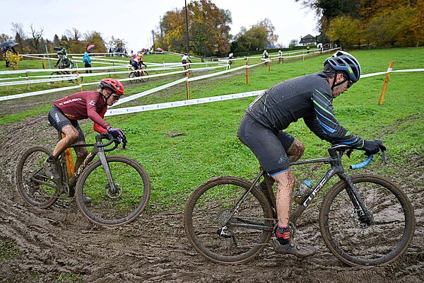 Radfahrer bei einem Cyclocross Rennen.