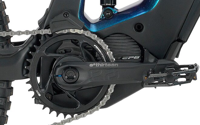 Detailaufnahme einer Kurbel an einem E-Bike Mittelmotor von Hersteller Shimano