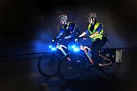 Die Stadt Zürich verteilt Ordnungsbussen an Velofahrer. Velopolizisten fahren mit Blaulicht auf E-Bikes.