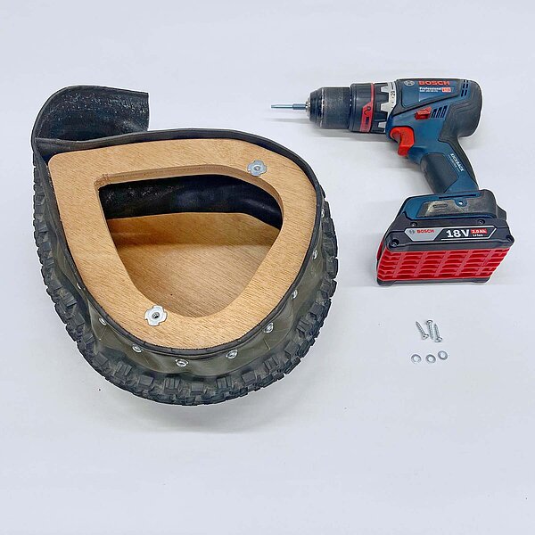 Bohrmaschine auf einem Tisch.