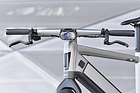 Der Schweizer E-Bike Hersteller Stromer ruft die Modelle ST1, ST3 und ST5 zurück. Graues Elektrovelo vor einer grauen Wand.