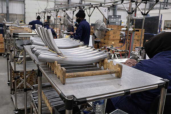 Brompton BGF Investor. Stahlrohre für Fahrräder liegen in einer Fabrik.