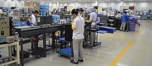 Arbeiter in einer Fabrik von Shimano in Malaysia