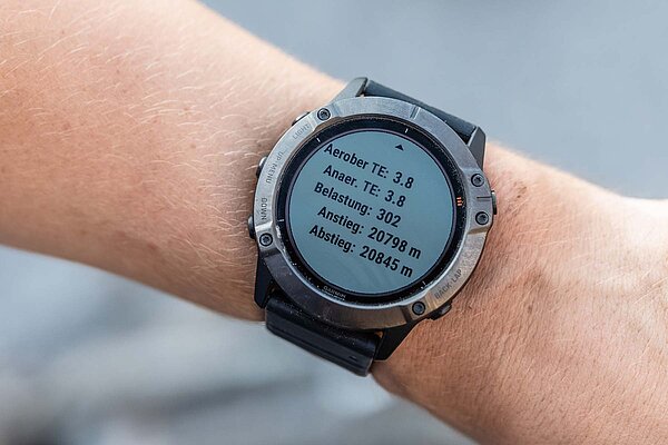Geschafft: Am Ende des Tages waren mehr als 20'000 Abfahrtsmeter auf dem Tacho. (Foto: Martin Bissig) GPS Uhr mit Höhen- und Tiefenmetern.