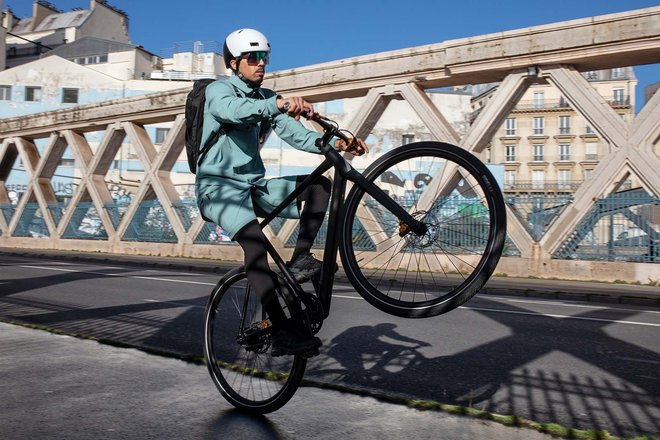 Velosuisse Velo- und E-Bike Verkäufe Schweiz 2022. Ein Mann fährt auf dem Hinterrad seines E-Bikes. 