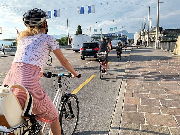 Frau fährt auf Velo in Luzern