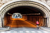 Fahrradfahrer fährt durch ein Tunnel 