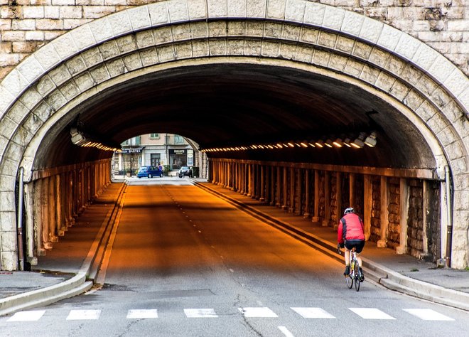 Fahrradfahrer fährt durch ein Tunnel 