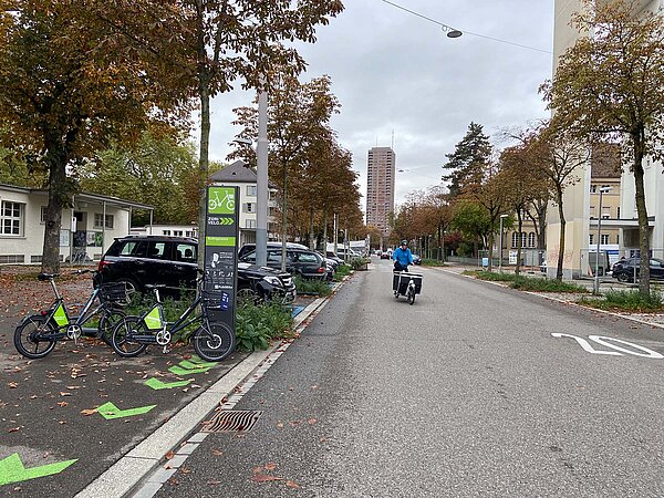 Parkplätze an der Seite einer Strasse