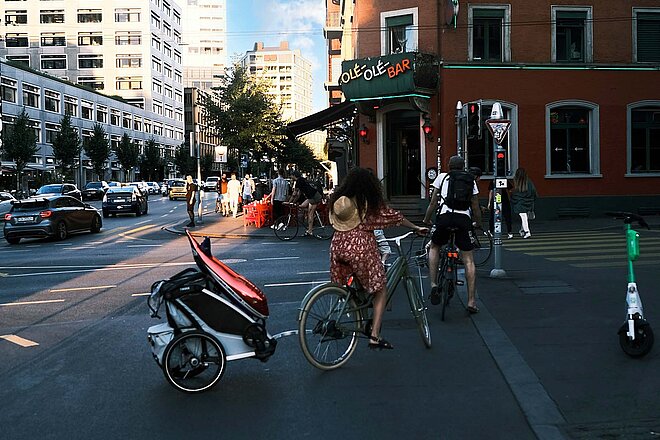 Stadt Zürich Veloverkehr Mikrozensus Mobilität und Verkehr. Velofahrer warten an einer Ampel auf Grün.