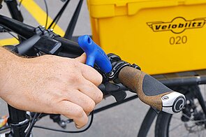 Eine Lenkergriff wird an einen Fahrradlenker geschraubt.