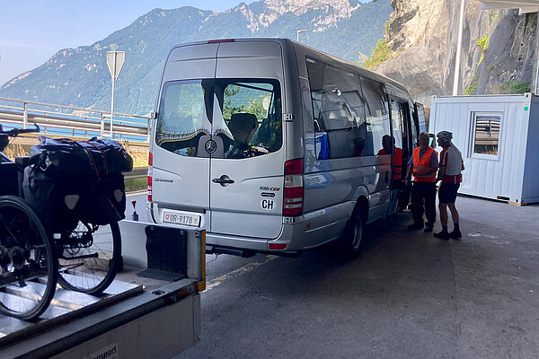 Shuttlebus auf der Axenstrasse