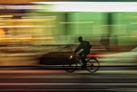 Die E-Bike-Unfälle nehmen in der Schweiz zu. Aber auch die Verkaufszahlen steigen kontinuierlich. Ein Mann fährt in der Nacht mit dem Fahrrad auf der Strasse. 